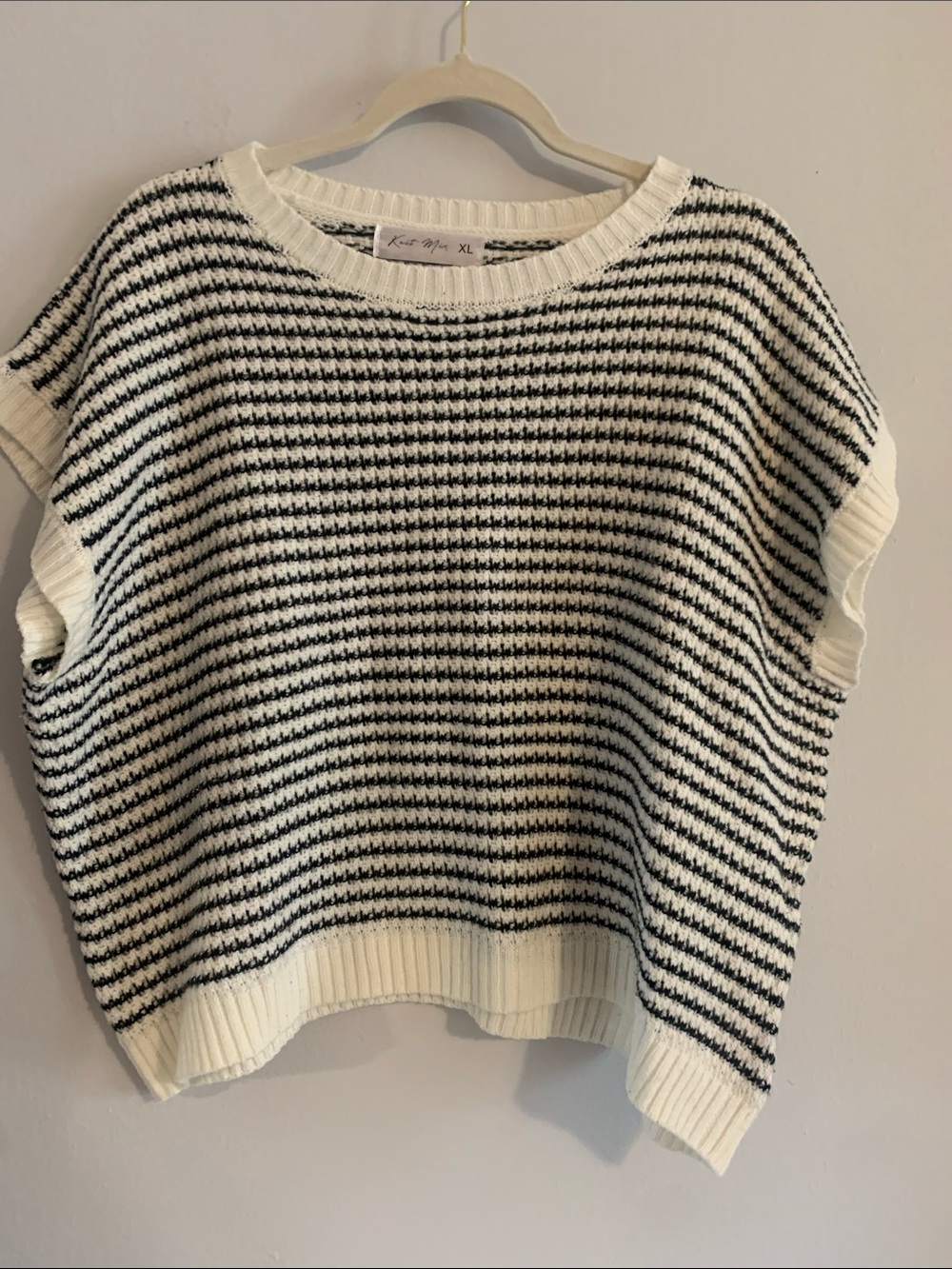 KNIT MIX Sleeveless Crewneck Sweater Vest in Black & White
